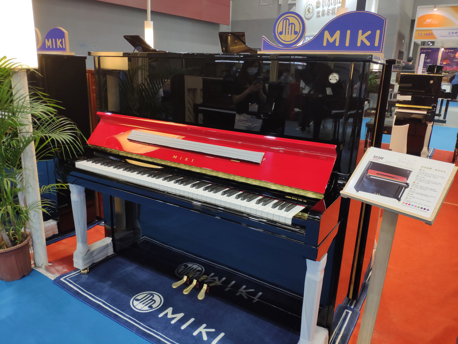 客人试弹miki 米棋钢琴